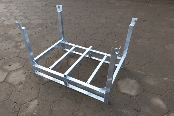 Palette mit aufrechten Pfosten